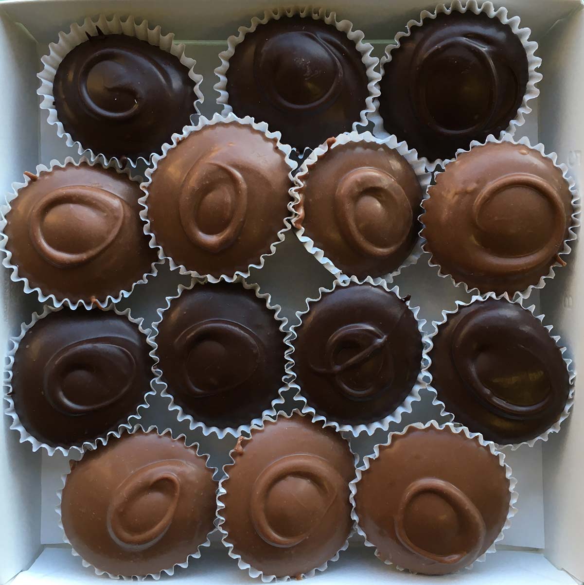 Milk and dark chocolate mini peanutbutter cups